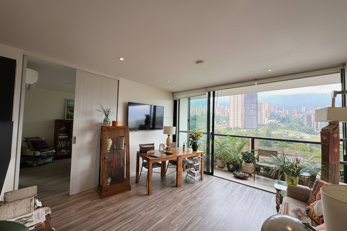 Apartamento en Piso Alto con Balcón & Vista | Milla de Oro