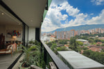 Apartamento en Piso Alto con Balcón & Vista | Milla de Oro