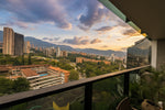 Apartamento en Piso Alto con Balcón & Vista | Milla de Oro