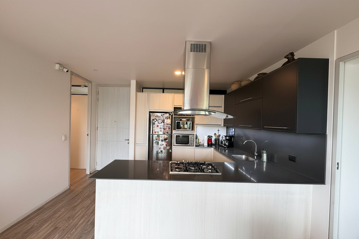 Apartamento en Piso Alto con Balcón & Vista | Milla de Oro