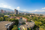 Apartamento en Piso Alto con Balcón & Vista | Milla de Oro