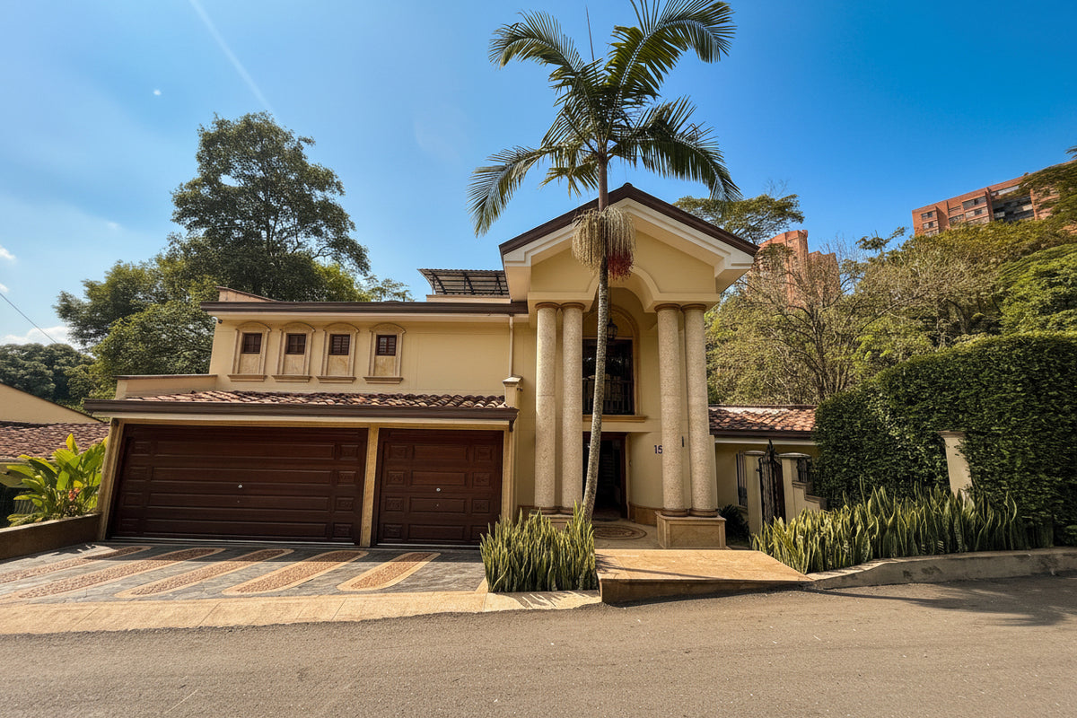 Casa con Gran Jardín y Alto Potencial de Remodelación en El Poblado