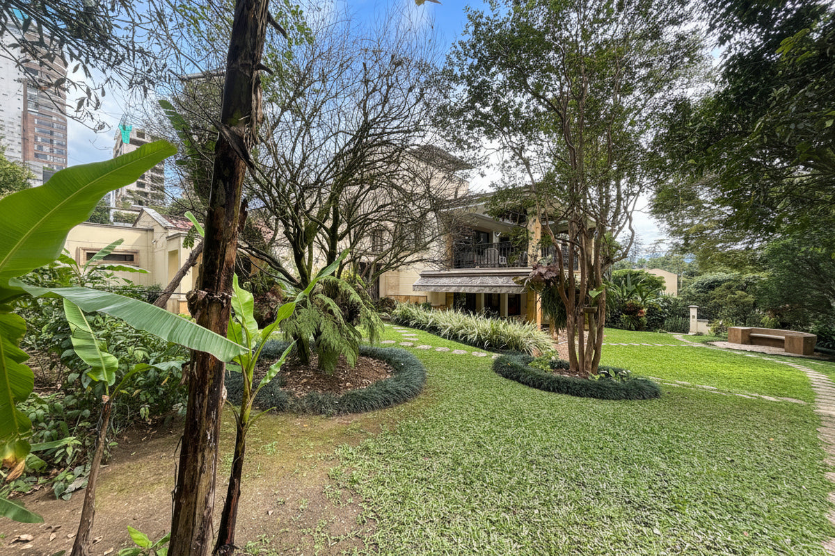 Casa con Gran Jardín y Alto Potencial de Remodelación en El Poblado