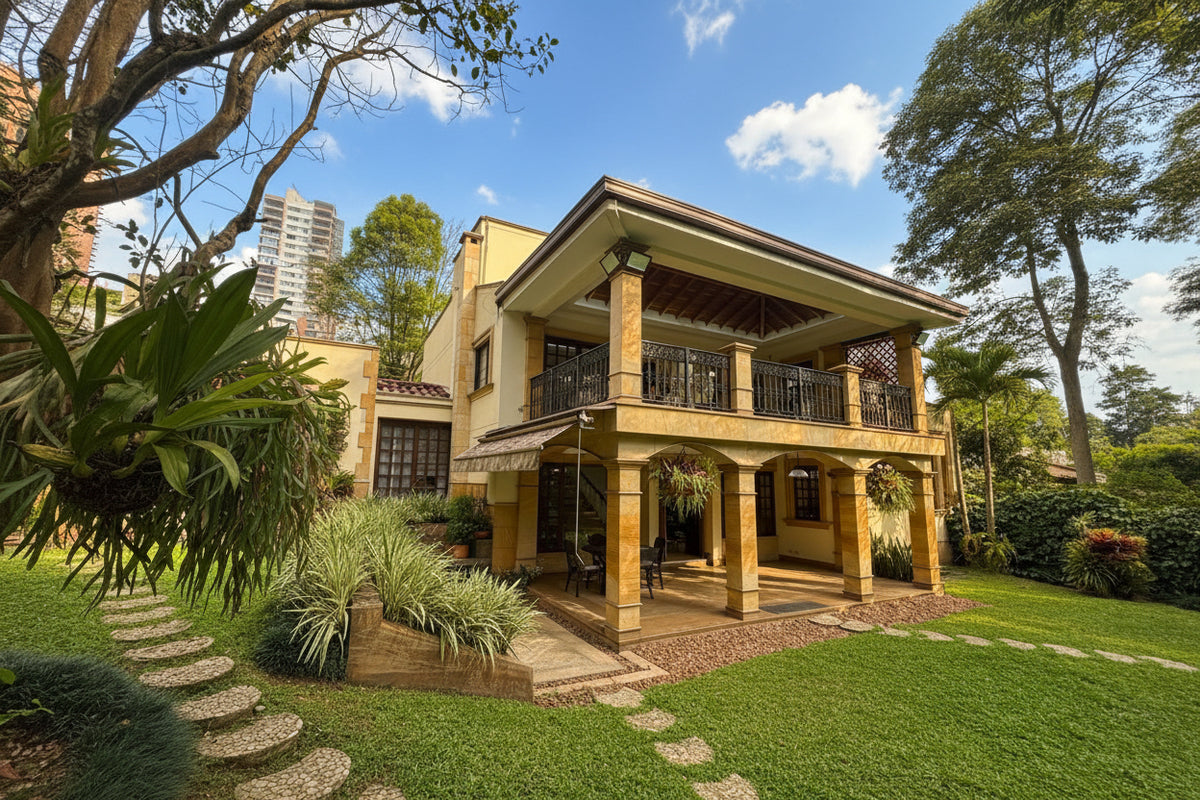 Casa con Gran Jardín y Alto Potencial de Remodelación en El Poblado