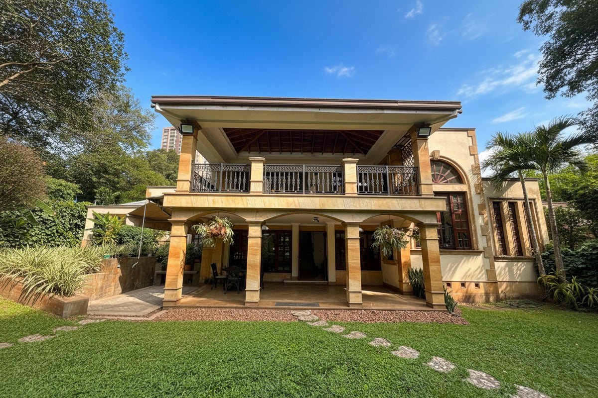 Casa con Gran Jardín y Alto Potencial de Remodelación en El Poblado