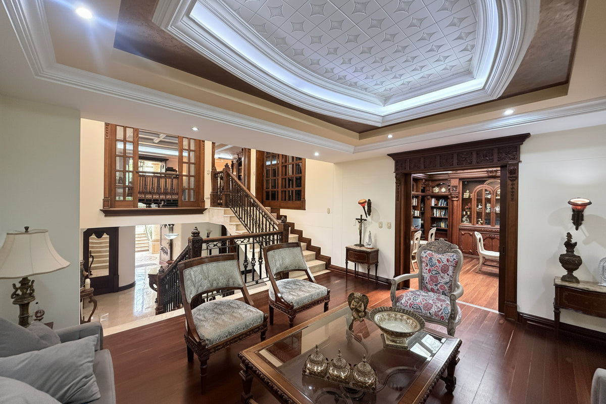 Casa con Gran Jardín y Alto Potencial de Remodelación en El Poblado