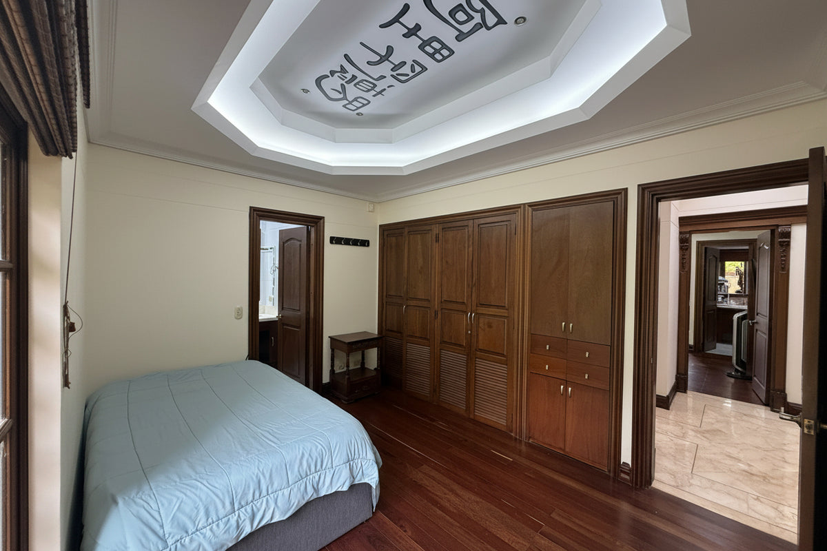 Casa con Gran Jardín y Alto Potencial de Remodelación en El Poblado