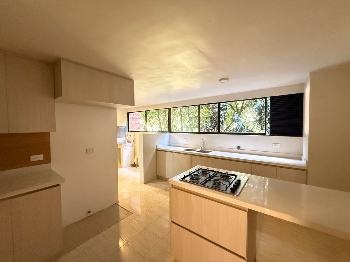 Apartamento de 241 m² para remodelar en Loma de Los Balsos, El Poblado