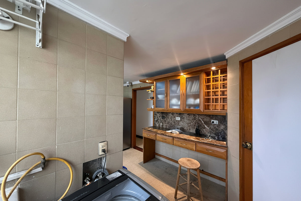Penthouse con terraza en Milla de Oro oportunidad para remodelar | 7 Habitaciones, Ascensor Privado y Amenidades