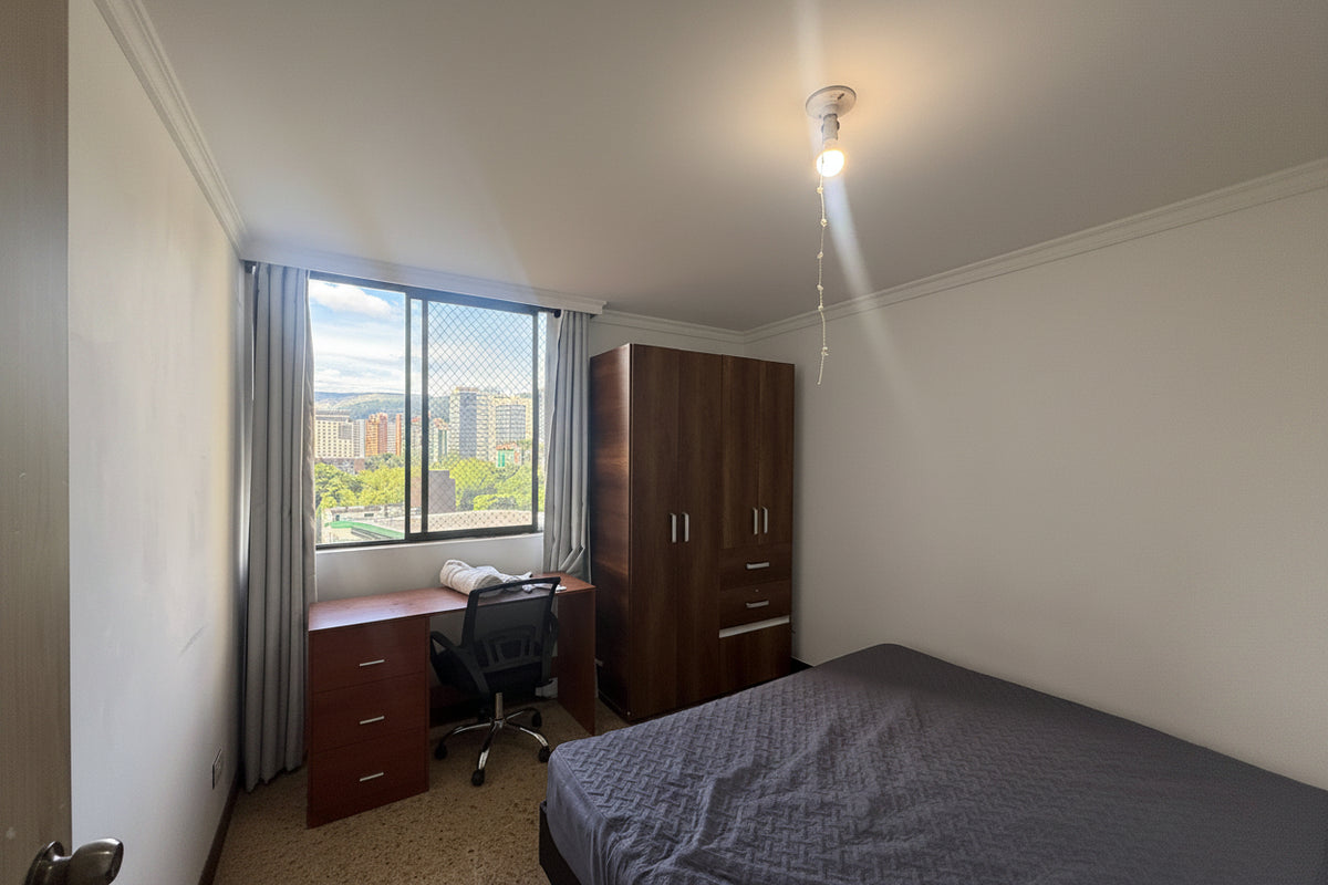 Penthouse con terraza en Milla de Oro oportunidad para remodelar | 7 Habitaciones, Ascensor Privado y Amenidades