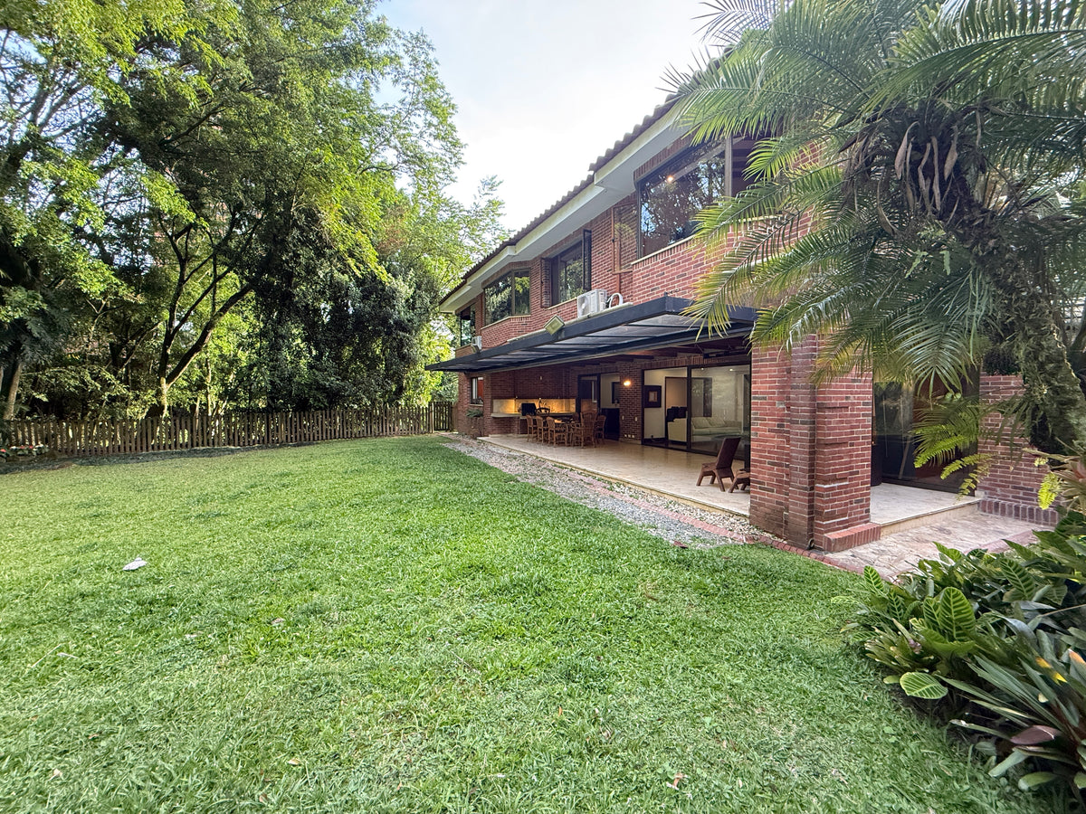 Casa amplia de dos niveles cerca de Universidad CES e Intercontinental