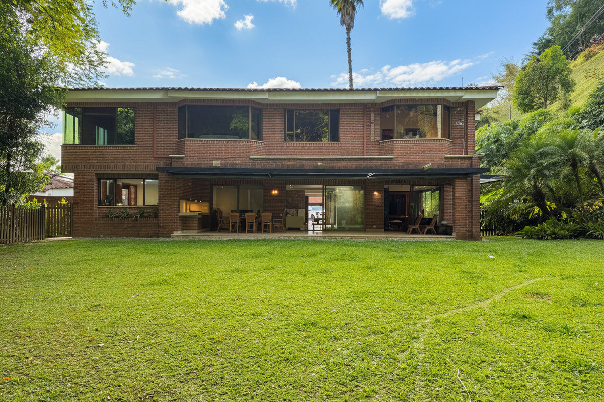 Casa amplia de dos niveles cerca de Universidad CES e Intercontinental