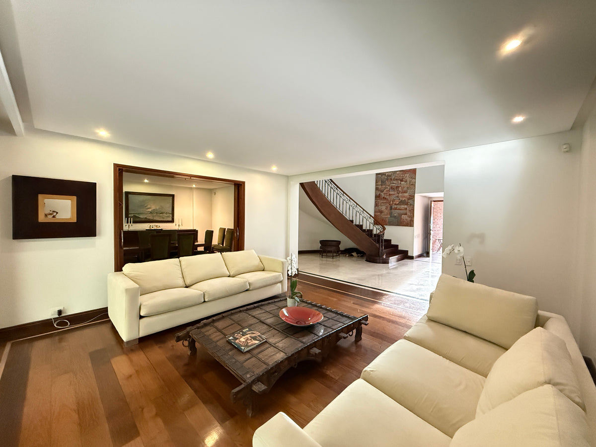 Casa amplia de dos niveles cerca de Universidad CES e Intercontinental