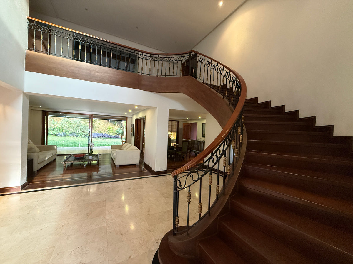 Casa amplia de dos niveles cerca de Universidad CES e Intercontinental