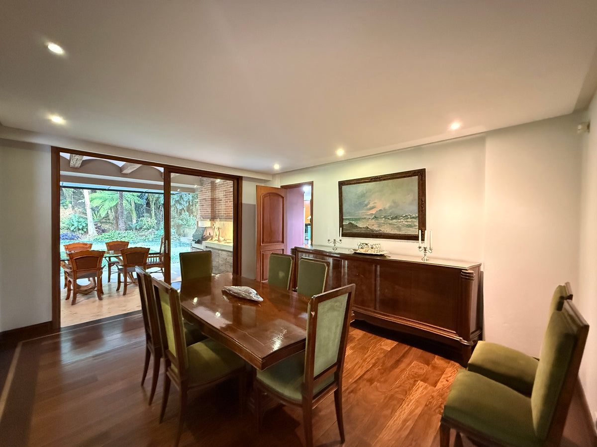 Casa amplia de dos niveles cerca de Universidad CES e Intercontinental