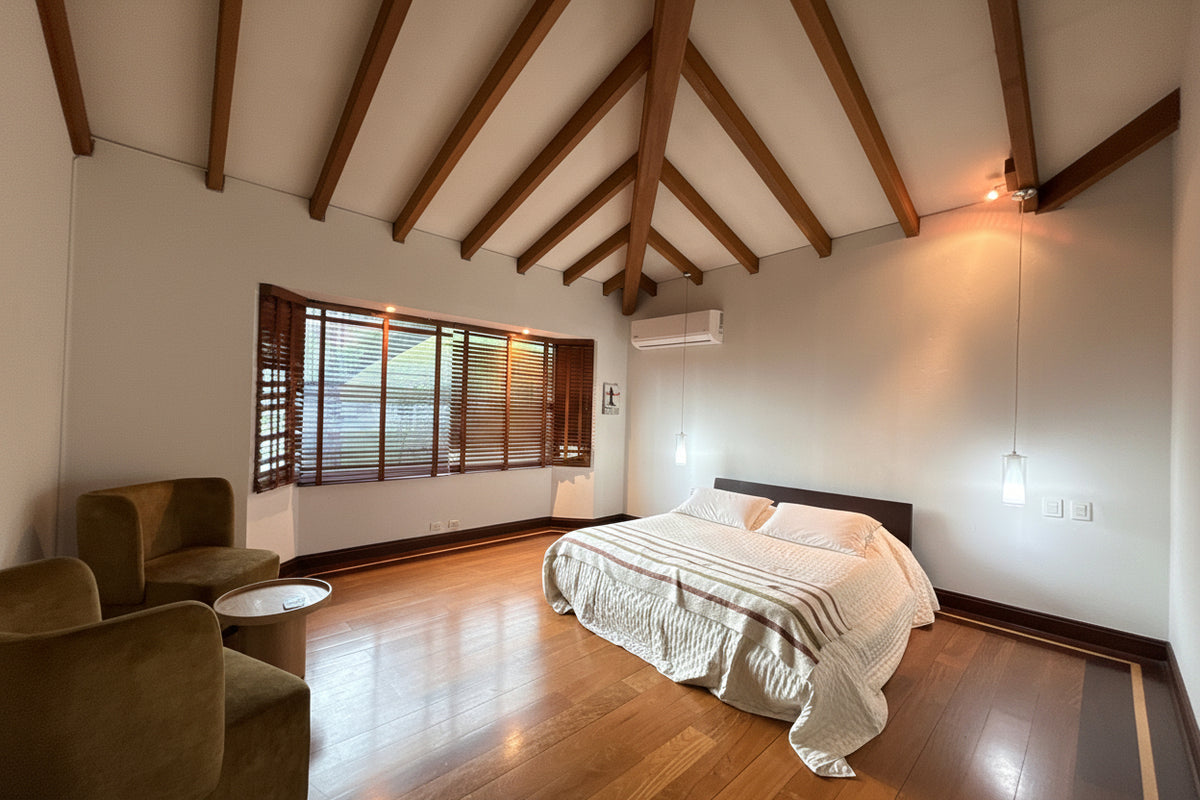 Casa amplia de dos niveles cerca de Universidad CES e Intercontinental