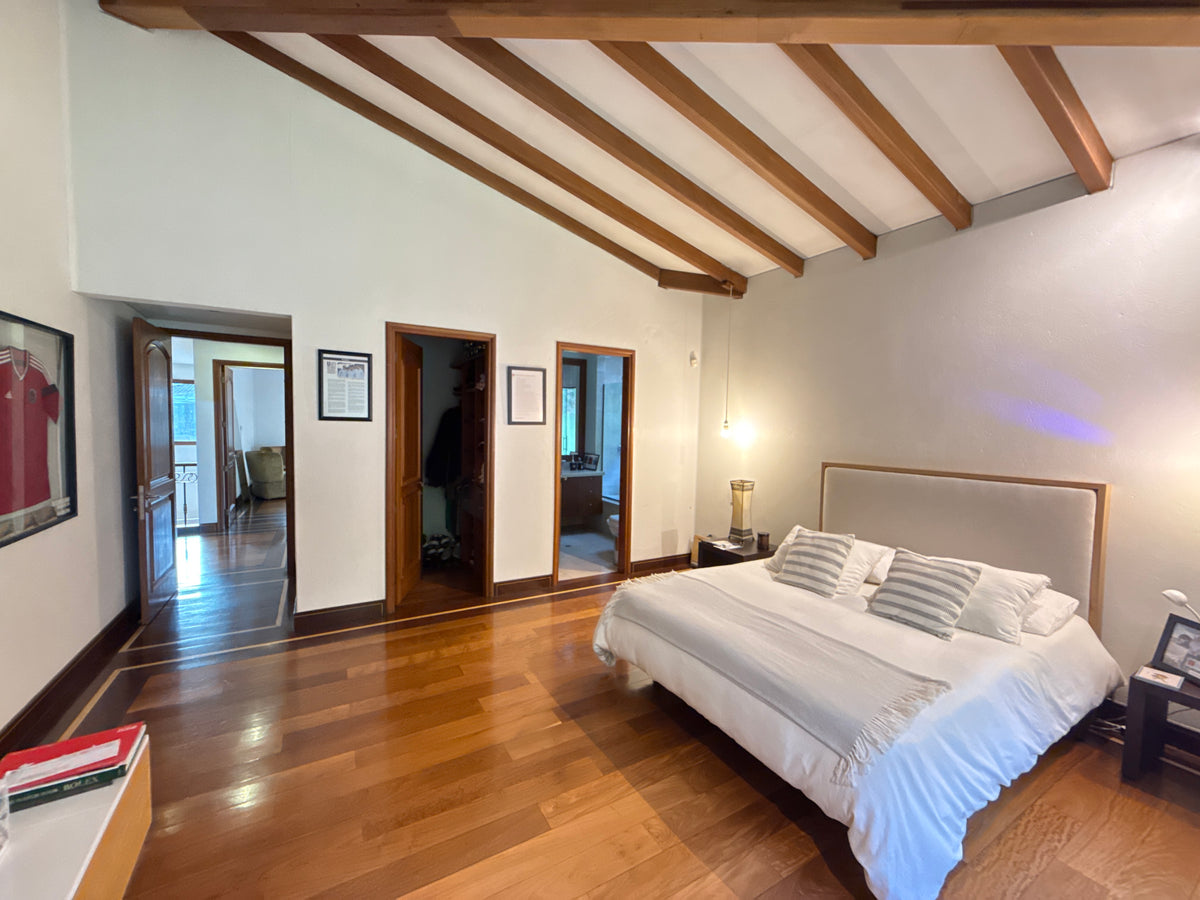 Casa amplia de dos niveles cerca de Universidad CES e Intercontinental