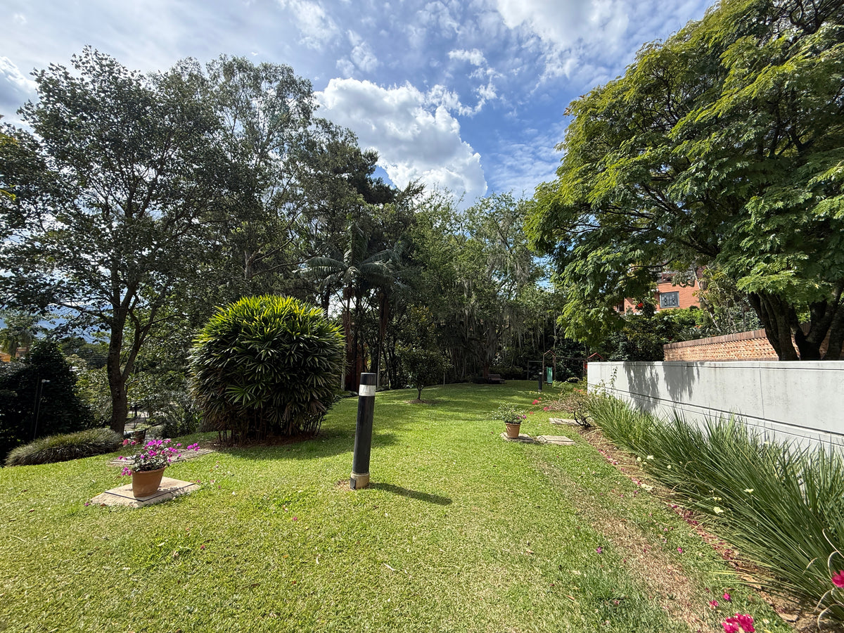 Apartamento muy amplio de 296 m² con terraza Sector Altos del Poblado