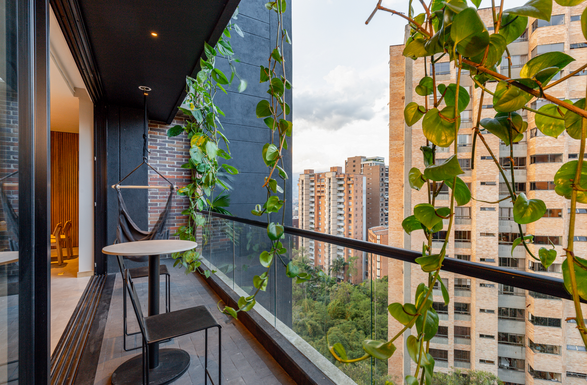 Apartamento amplio en Milla de Oro con entorno natural y excelente ubicación