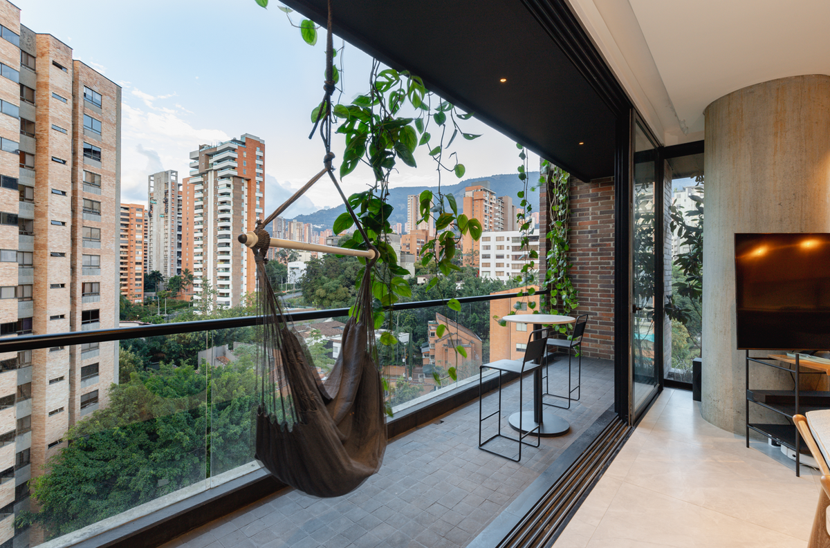 Apartamento amplio en Milla de Oro con entorno natural y excelente ubicación