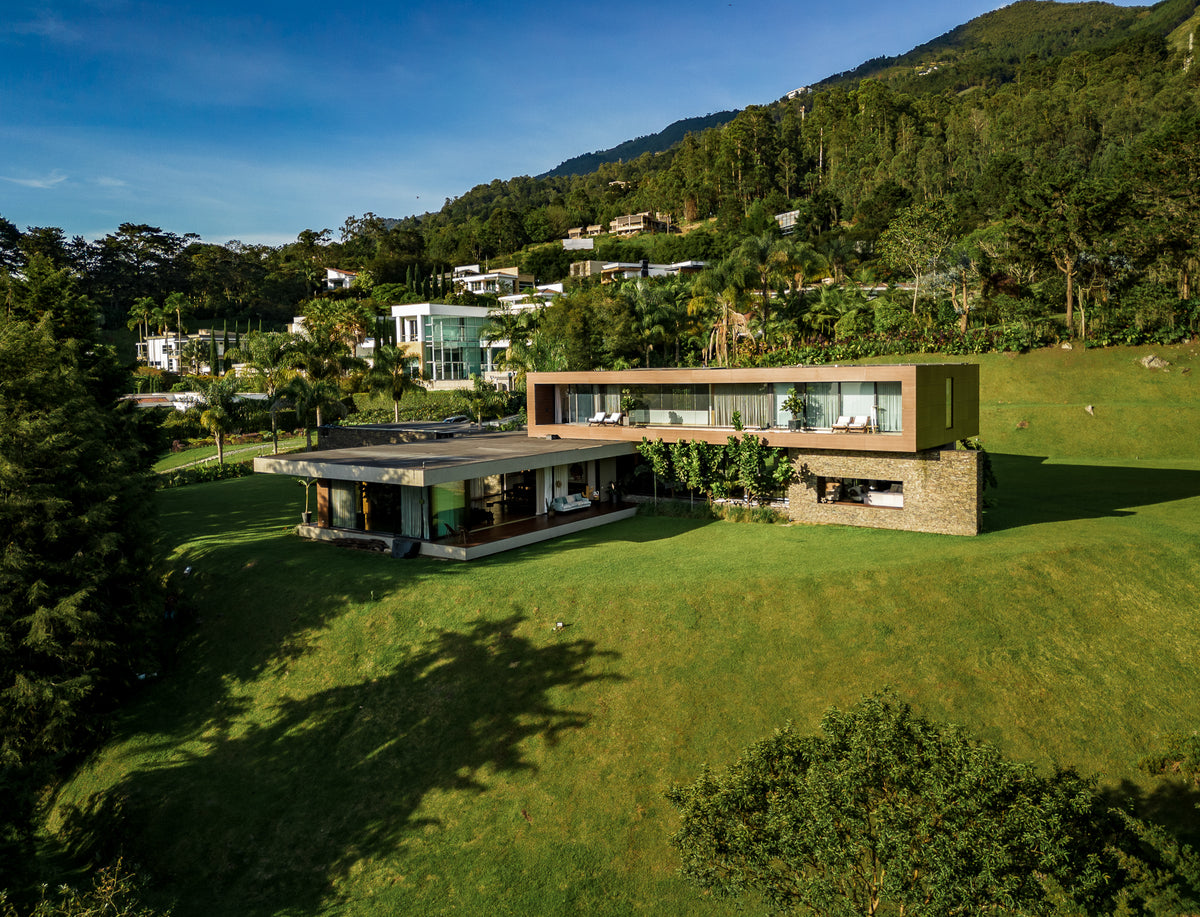 Casa con Lote independiente en Condominio Privado en el Poblado| 8.900 m² de Lote