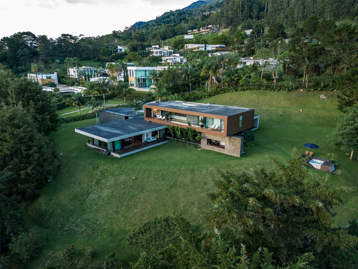 Casa con Lote independiente en Condominio Privado en el Poblado| 8.900 m² de Lote