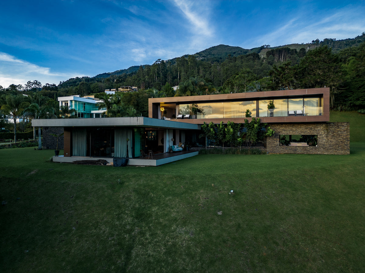Casa con Lote independiente en Condominio Privado en el Poblado| 8.900 m² de Lote