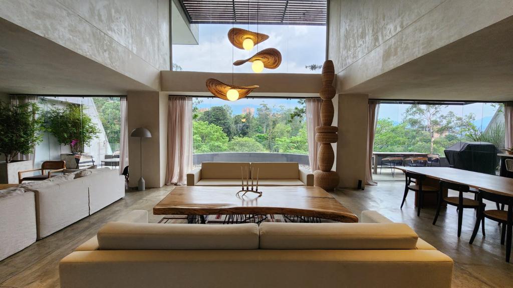 Apartamento con balcón & vista a la ciudad Sector Poblado 3 BR