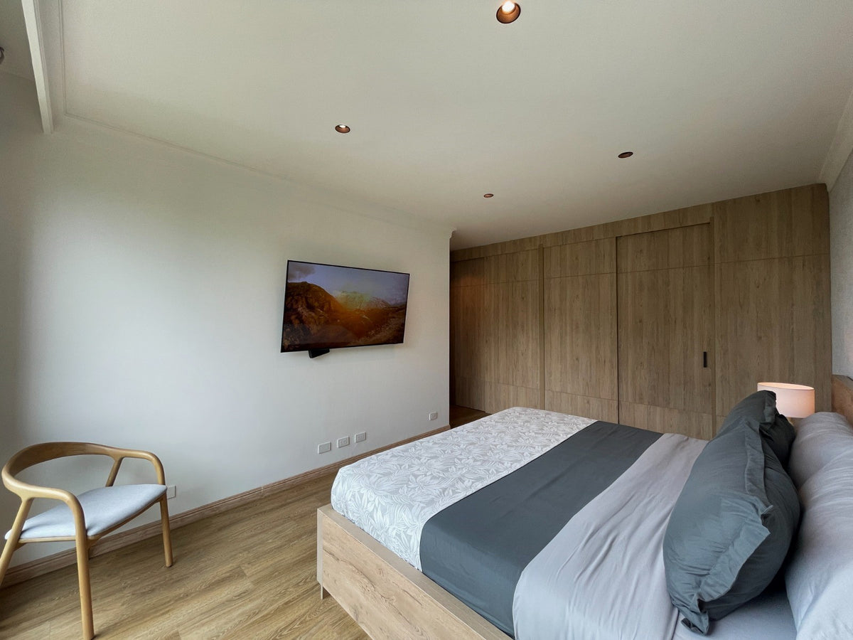 2 BR Apartment in Poblado Alto Sector with Panoramic View + 1 BR Service
