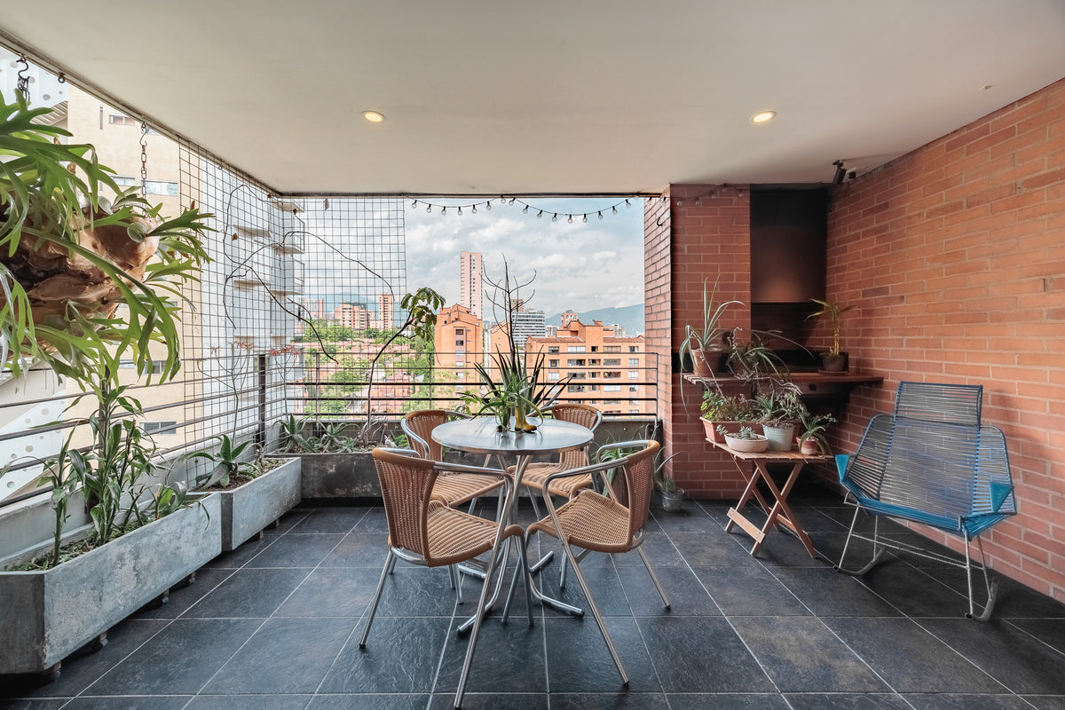 Apartamento tipo loft industrial con balcón y vista Sector La Florida, El Poblado