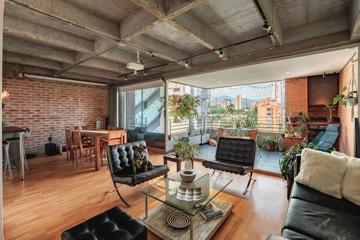 Apartamento tipo loft industrial con balcón y vista Sector La Florida, El Poblado