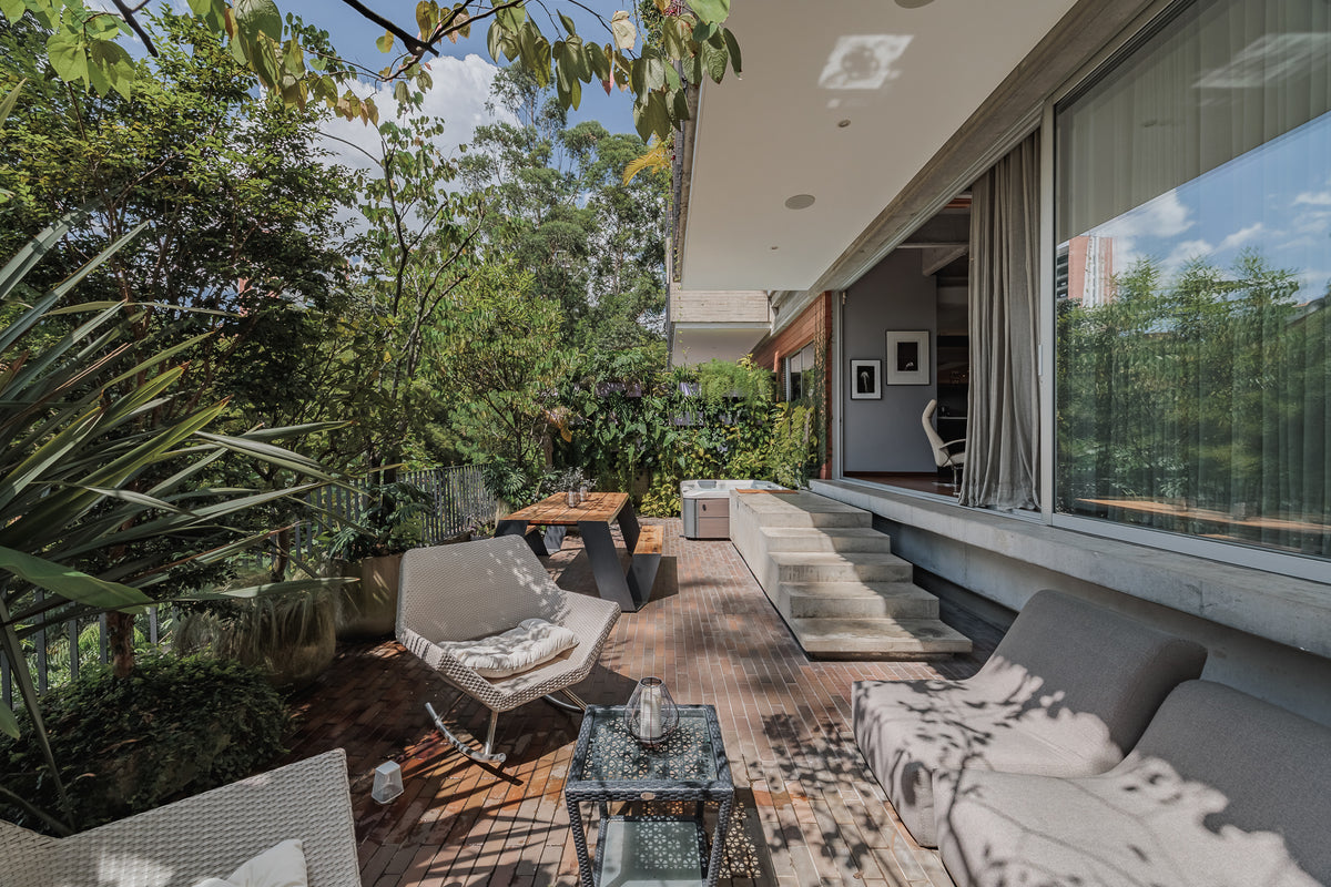 1BR Apartment with Terrace and Jacuzzi in Las Lomas, 5 Min from Provenza