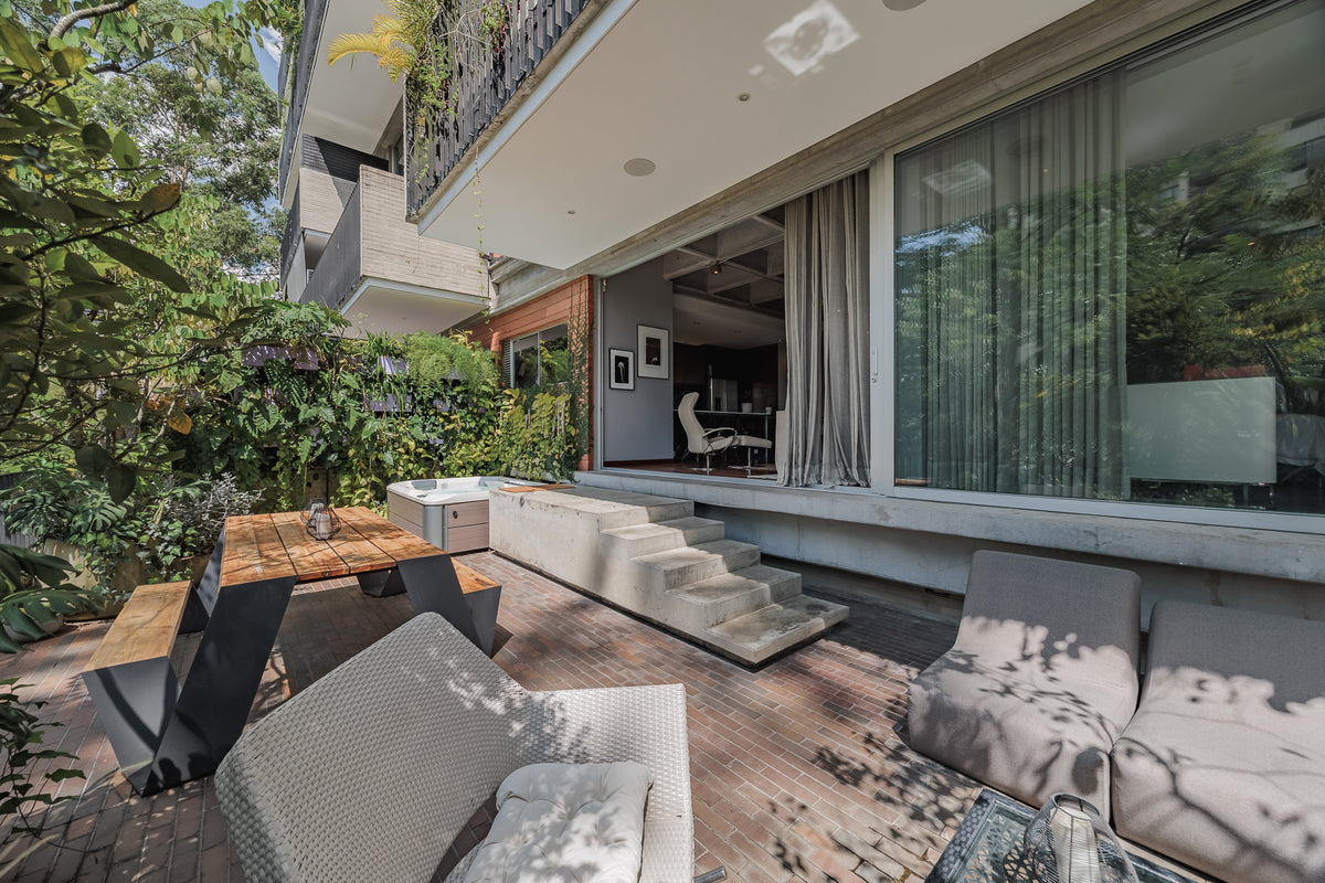 1BR Apartment with Terrace and Jacuzzi in Las Lomas, 5 Min from Provenza