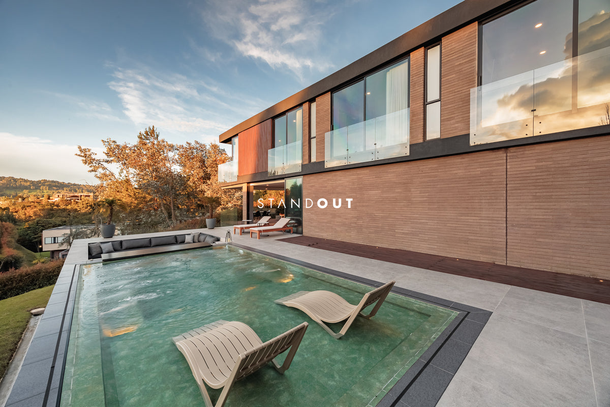 Casa moderna en Alto de las Palmas con vista al lago, piscina climatizada y diseño de lujo