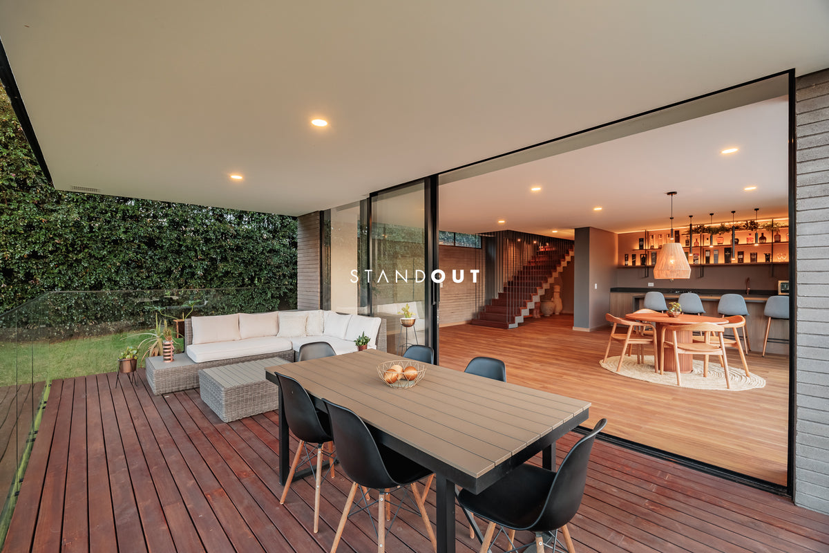 Casa moderna en Alto de las Palmas con vista al lago, piscina climatizada y diseño de lujo