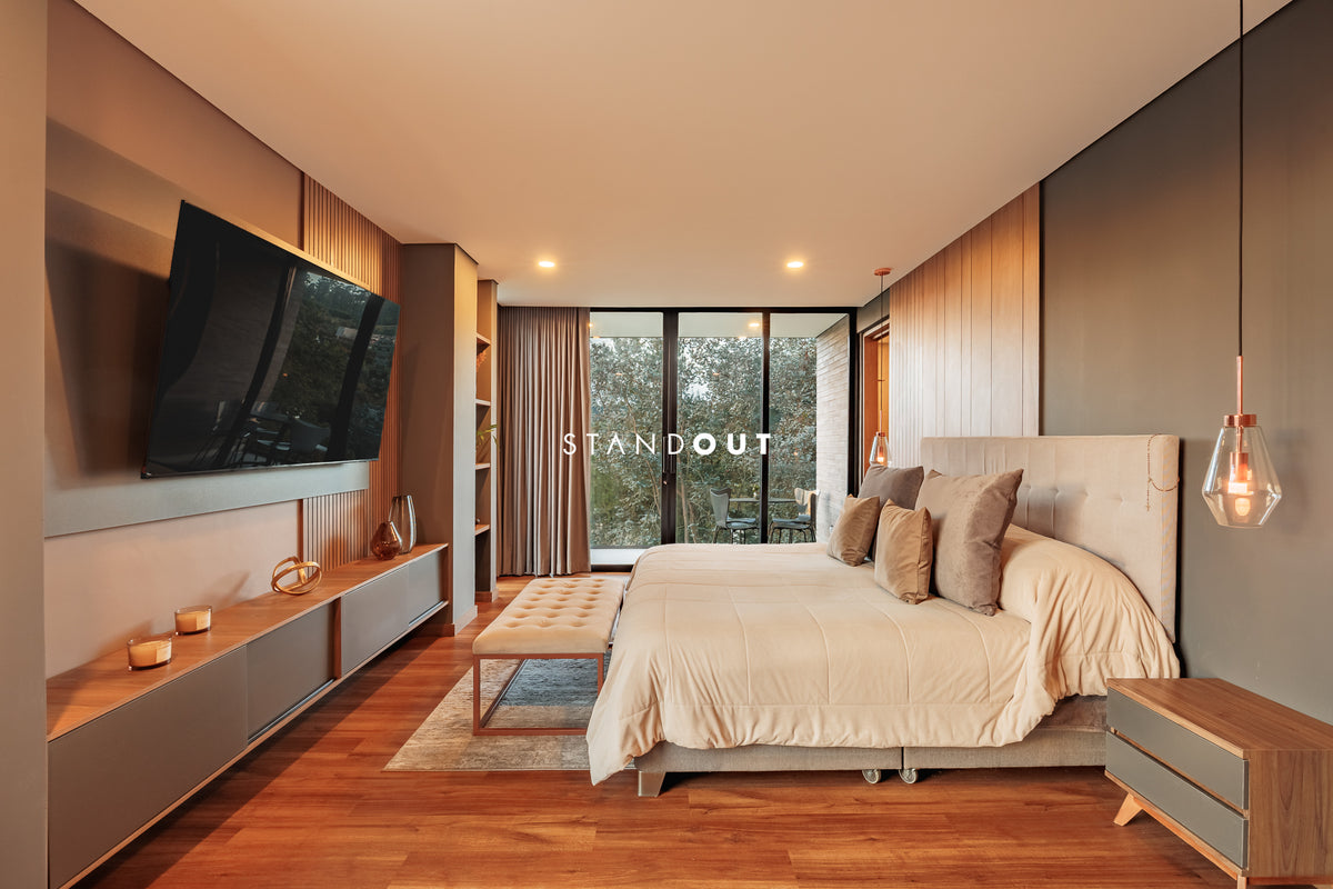 Casa moderna en Alto de las Palmas con vista al lago, piscina climatizada y diseño de lujo