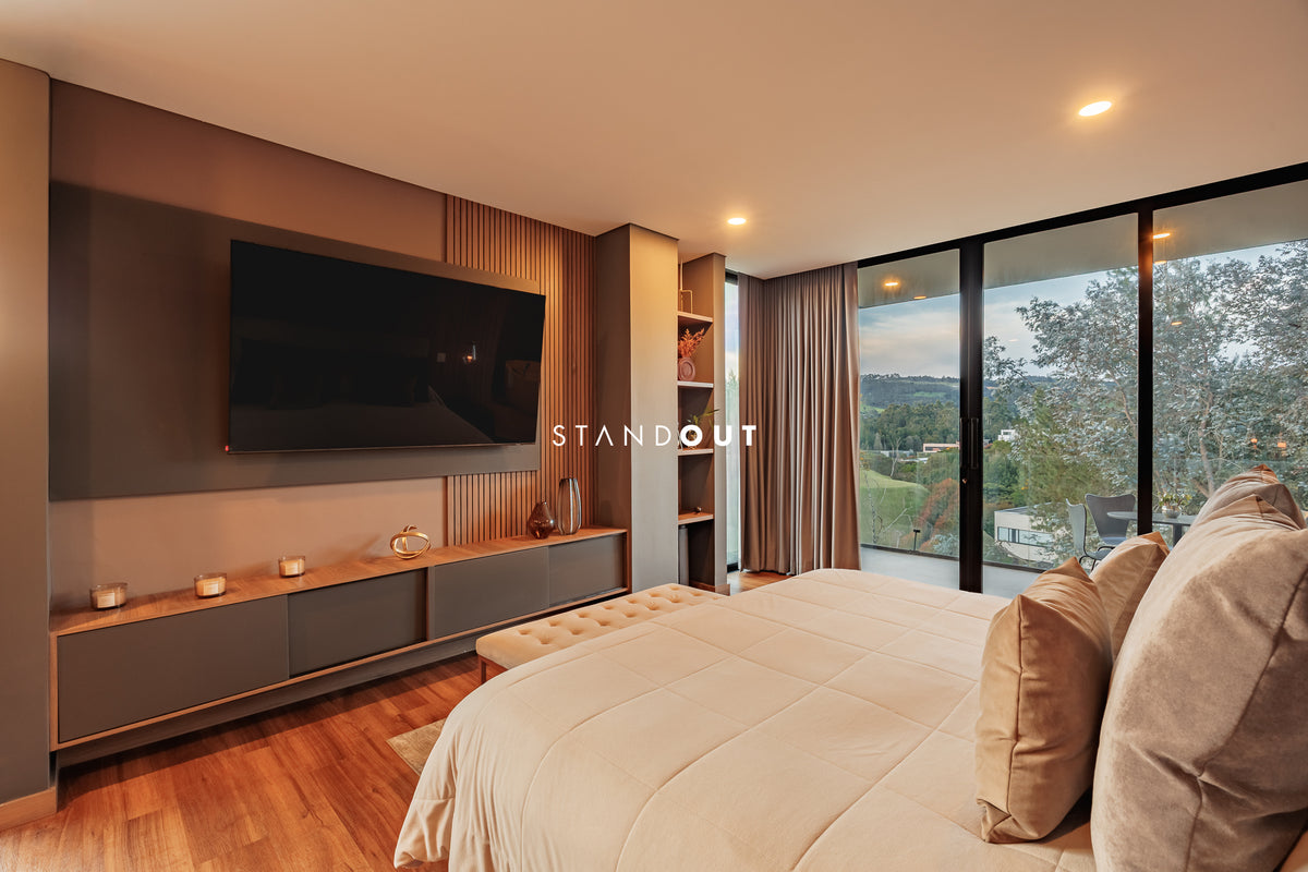 Casa moderna en Alto de las Palmas con vista al lago, piscina climatizada y diseño de lujo