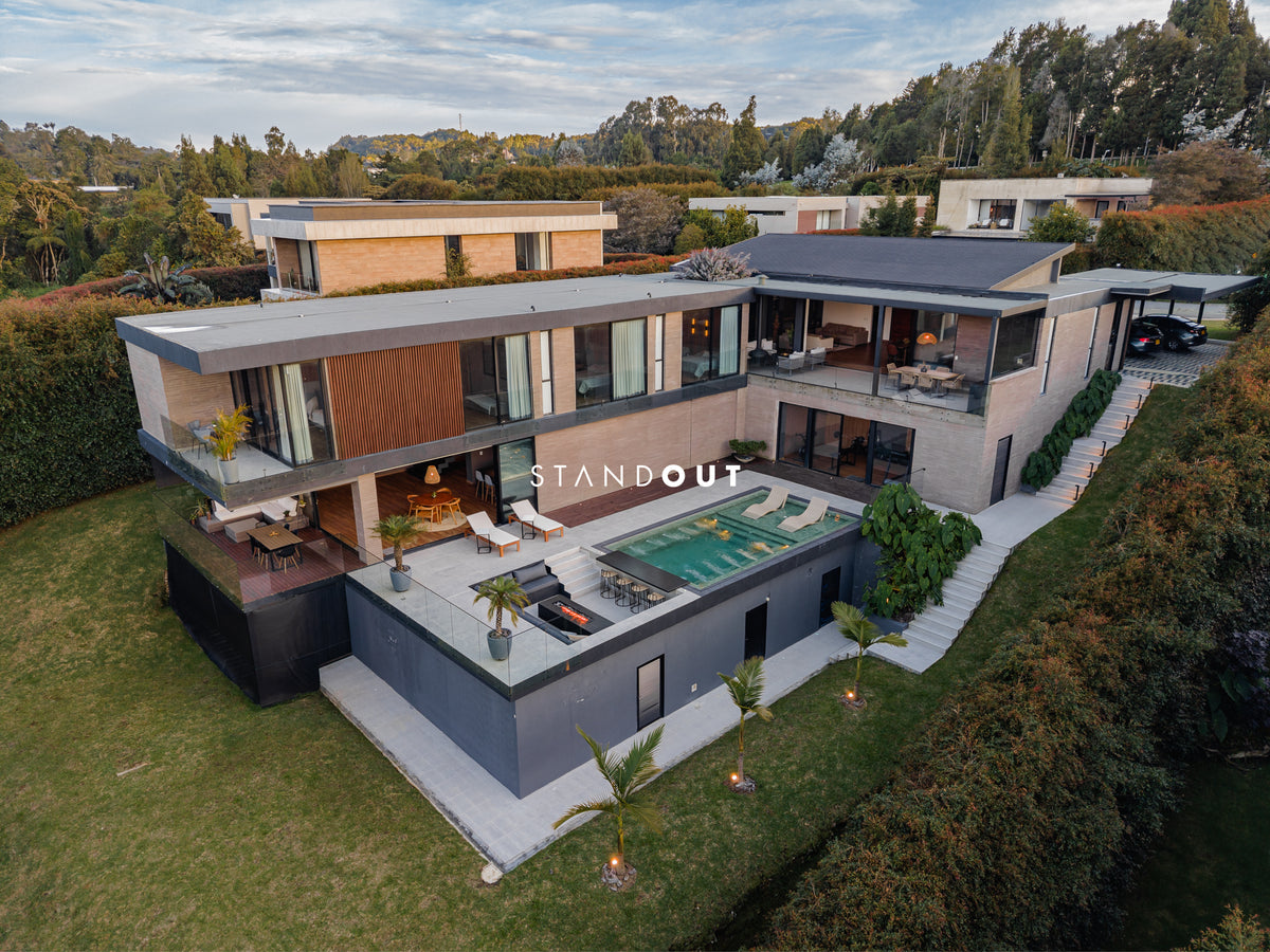 Casa moderna en Alto de las Palmas con vista al lago, piscina climatizada y diseño de lujo