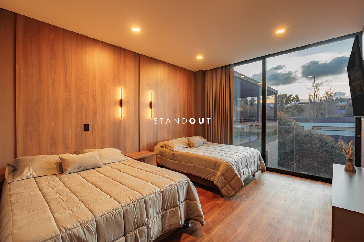 Casa moderna en Alto de las Palmas con vista al lago, piscina climatizada y diseño de lujo