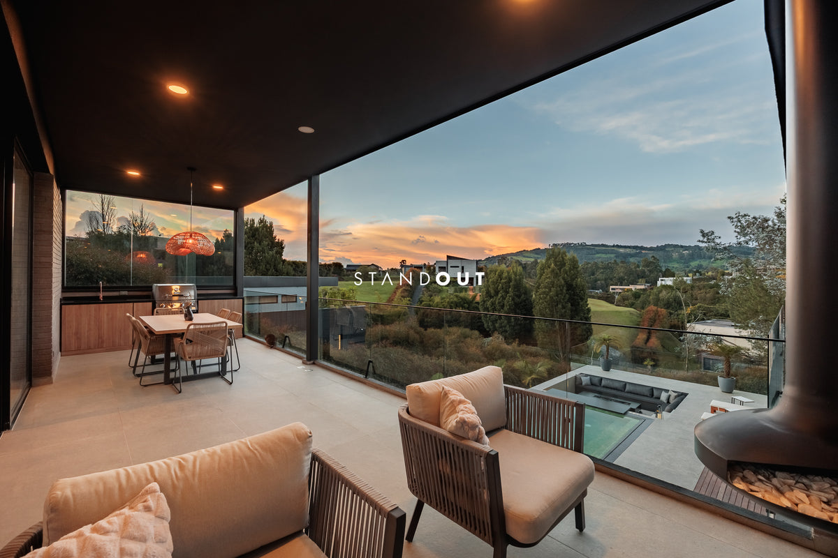 Casa moderna en Alto de las Palmas con vista al lago, piscina climatizada y diseño de lujo