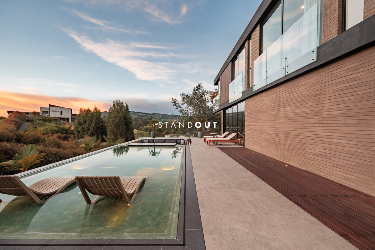 Casa moderna en Alto de las Palmas con vista al lago, piscina climatizada y diseño de lujo