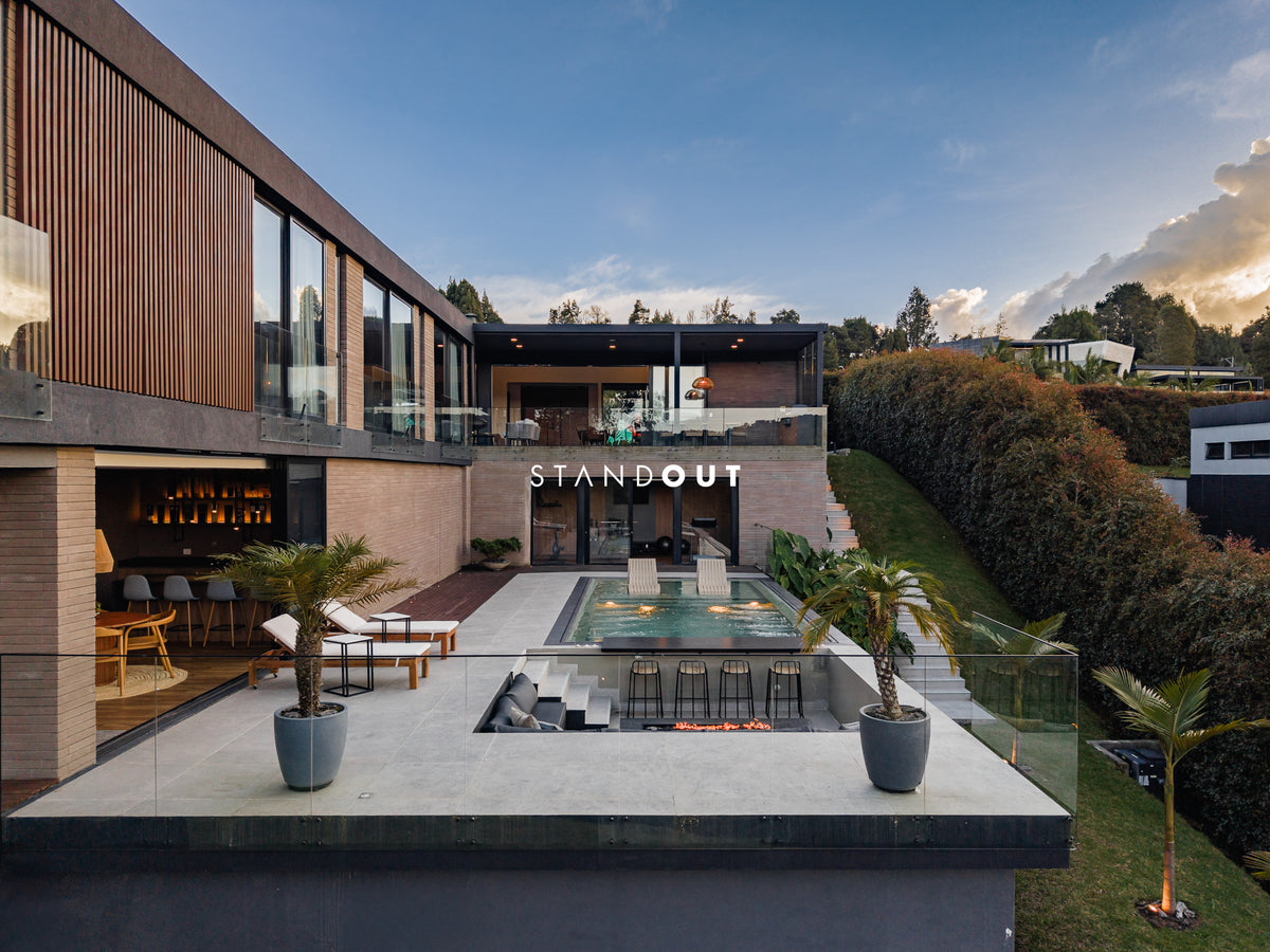 Casa moderna en Alto de las Palmas con vista al lago, piscina climatizada y diseño de lujo