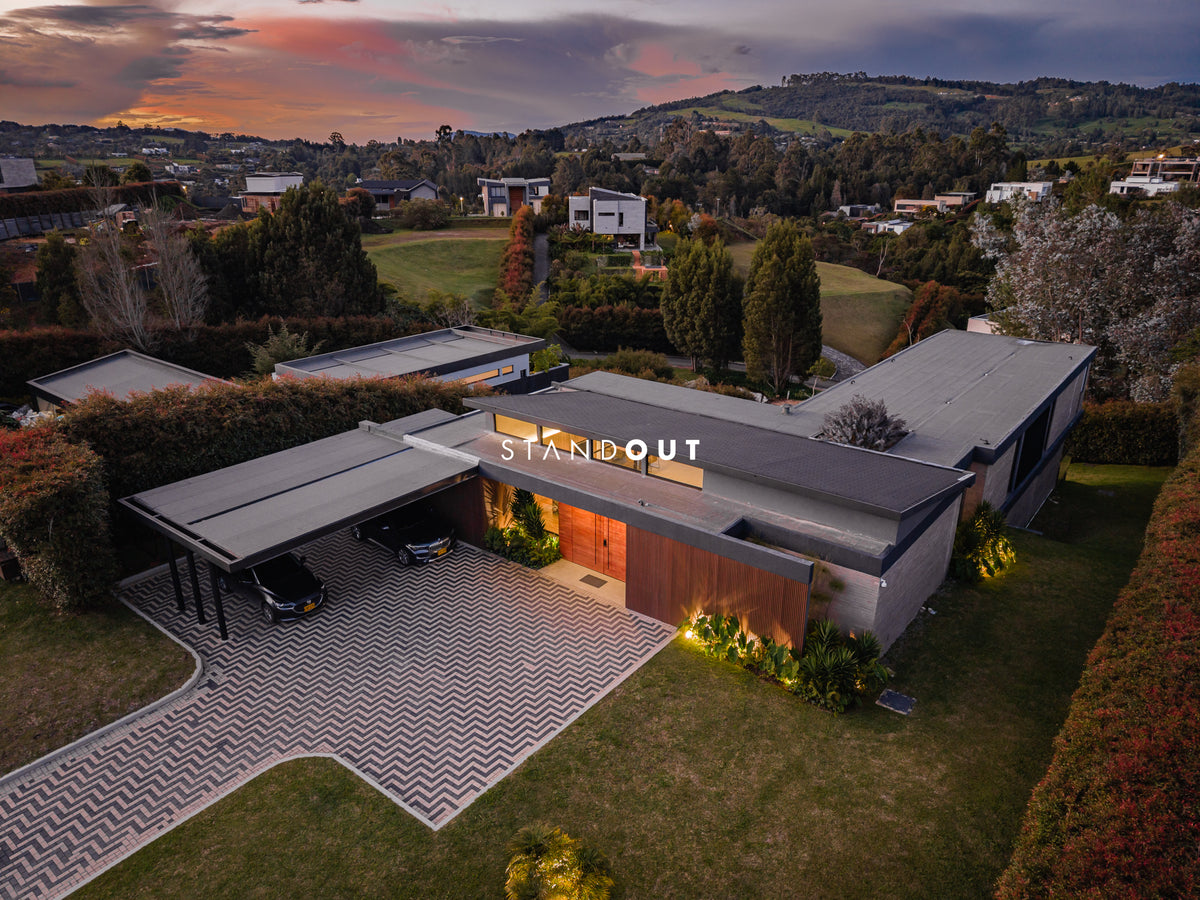 Casa moderna en Alto de las Palmas con vista al lago, piscina climatizada y diseño de lujo