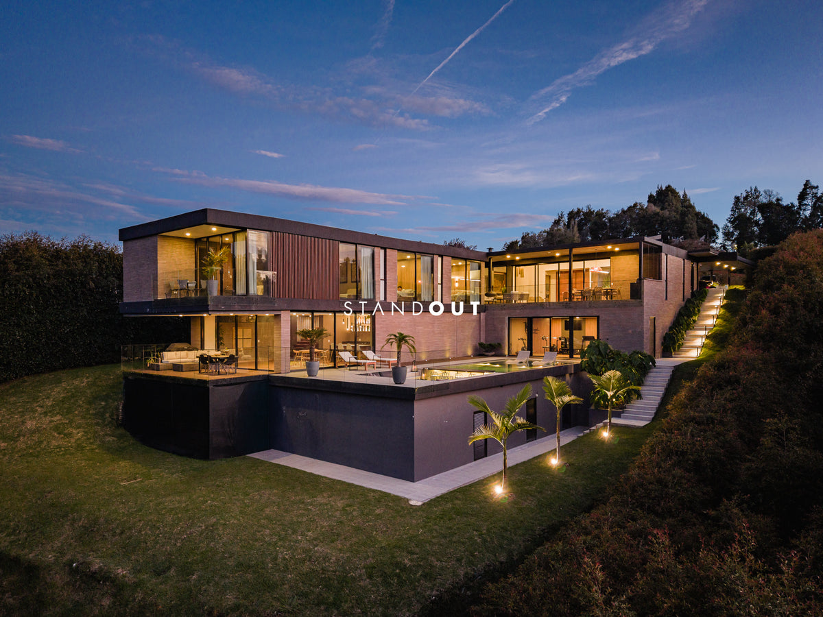 Casa moderna en Alto de las Palmas con vista al lago, piscina climatizada y diseño de lujo