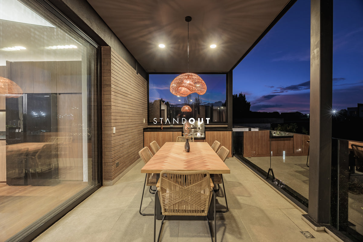 Casa moderna en Alto de las Palmas con vista al lago, piscina climatizada y diseño de lujo