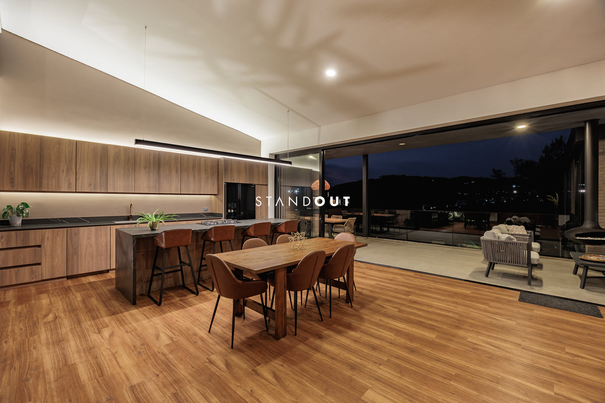 Casa moderna en Alto de las Palmas con vista al lago, piscina climatizada y diseño de lujo