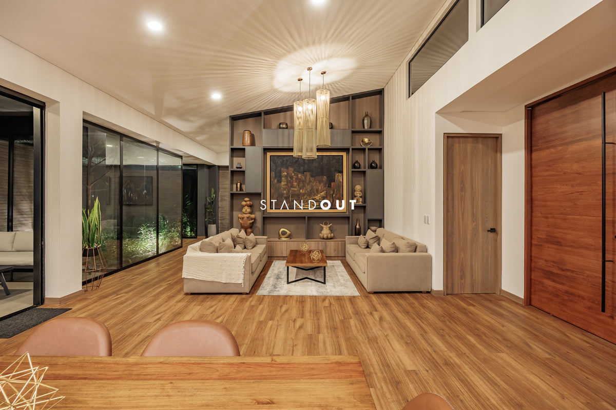 Casa moderna en Alto de las Palmas con vista al lago, piscina climatizada y diseño de lujo