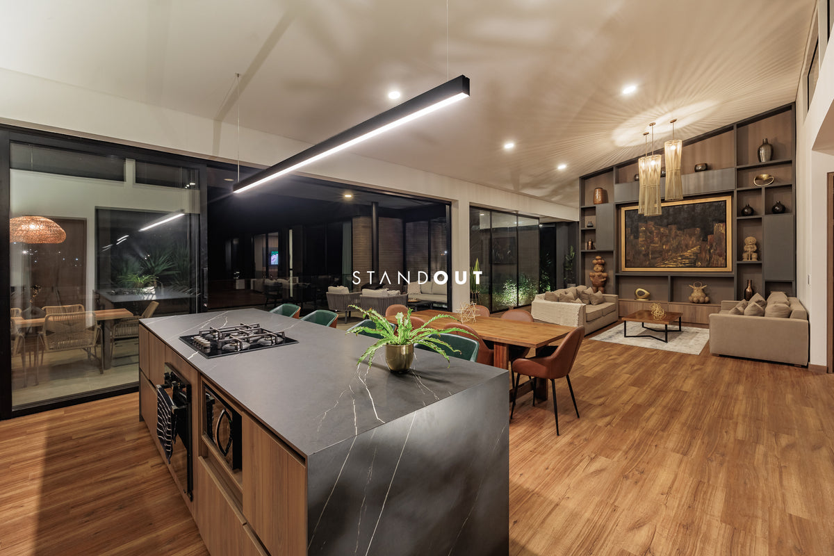 Casa moderna en Alto de las Palmas con vista al lago, piscina climatizada y diseño de lujo