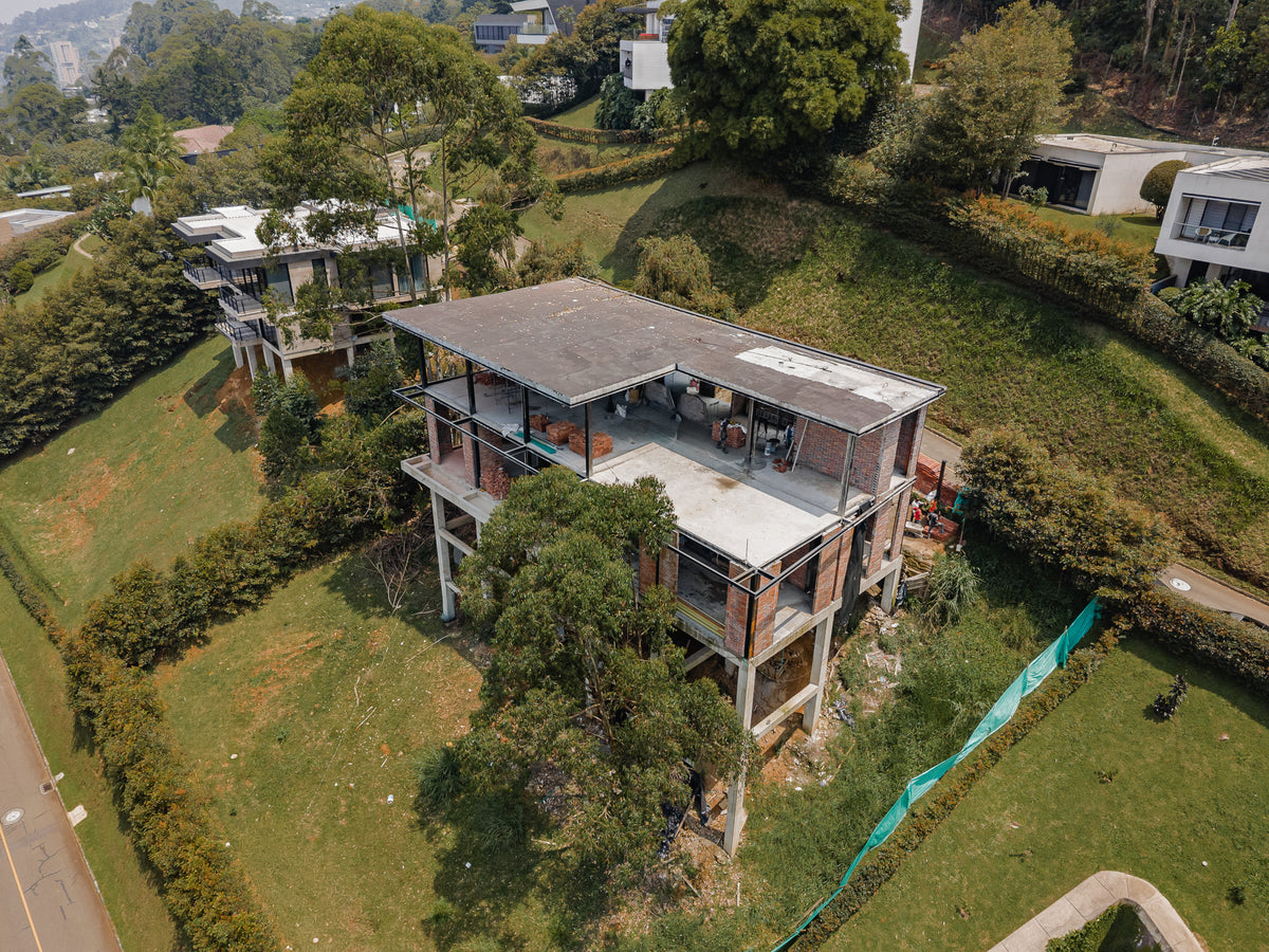 House under construction (75%) La Calera, El Poblado – Lot 1,523 m² and 680 m² built