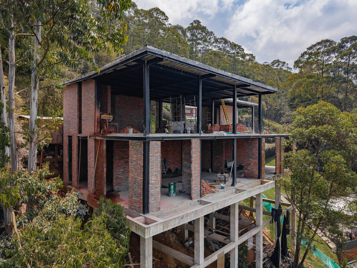 House under construction (75%) La Calera, El Poblado – Lot 1,523 m² and 680 m² built